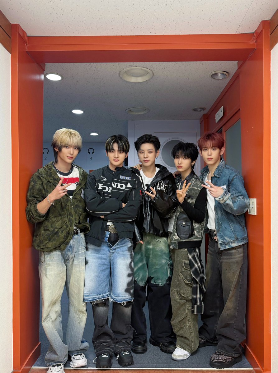 CUBE_NOWZ's tweet photo. [📸] 251208 @ Arirang Radio <Radio'n Us>

#NOWZ #나우즈 
#RADIONUS https://t.co/49vVW1FWSx