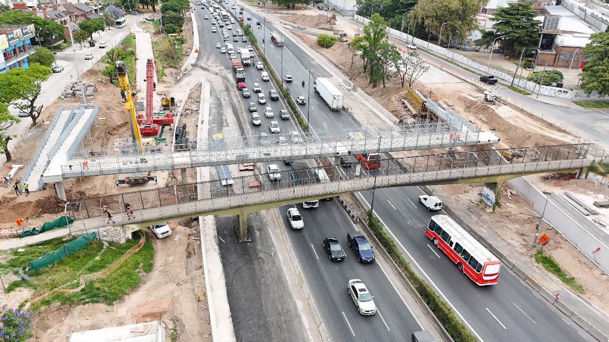 pberecia's tweet image. 🚧 La autopista Dellepiane ya se encuentra habilitada en ambos sentidos tras finalizar las obras de demolición de dos puentes a la altura de Río Negro y Piedra Buena.