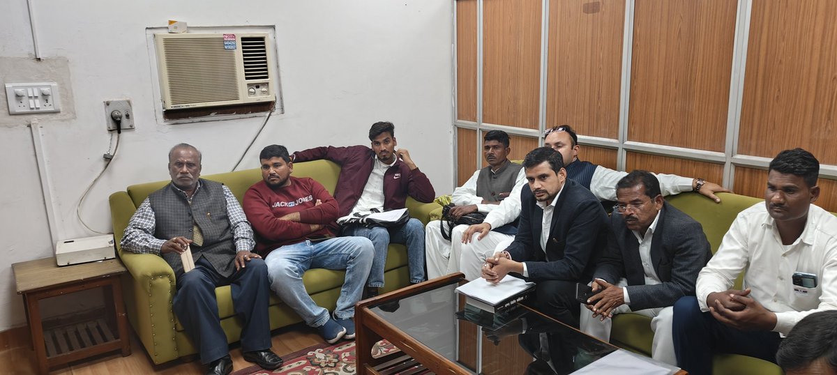 आज दिनांक 08/12/2025 को लखनऊ स्थित- उ०प्र०अनुसूचित जाति और अनुसूचित जनजाति आयोग कार्यालय में शासकीय कार्यों का निस्तारण किया तथा विभिन्न जनपदों से आए पीड़ितों व कार्यकर्ताओं से मुलाकात किया।