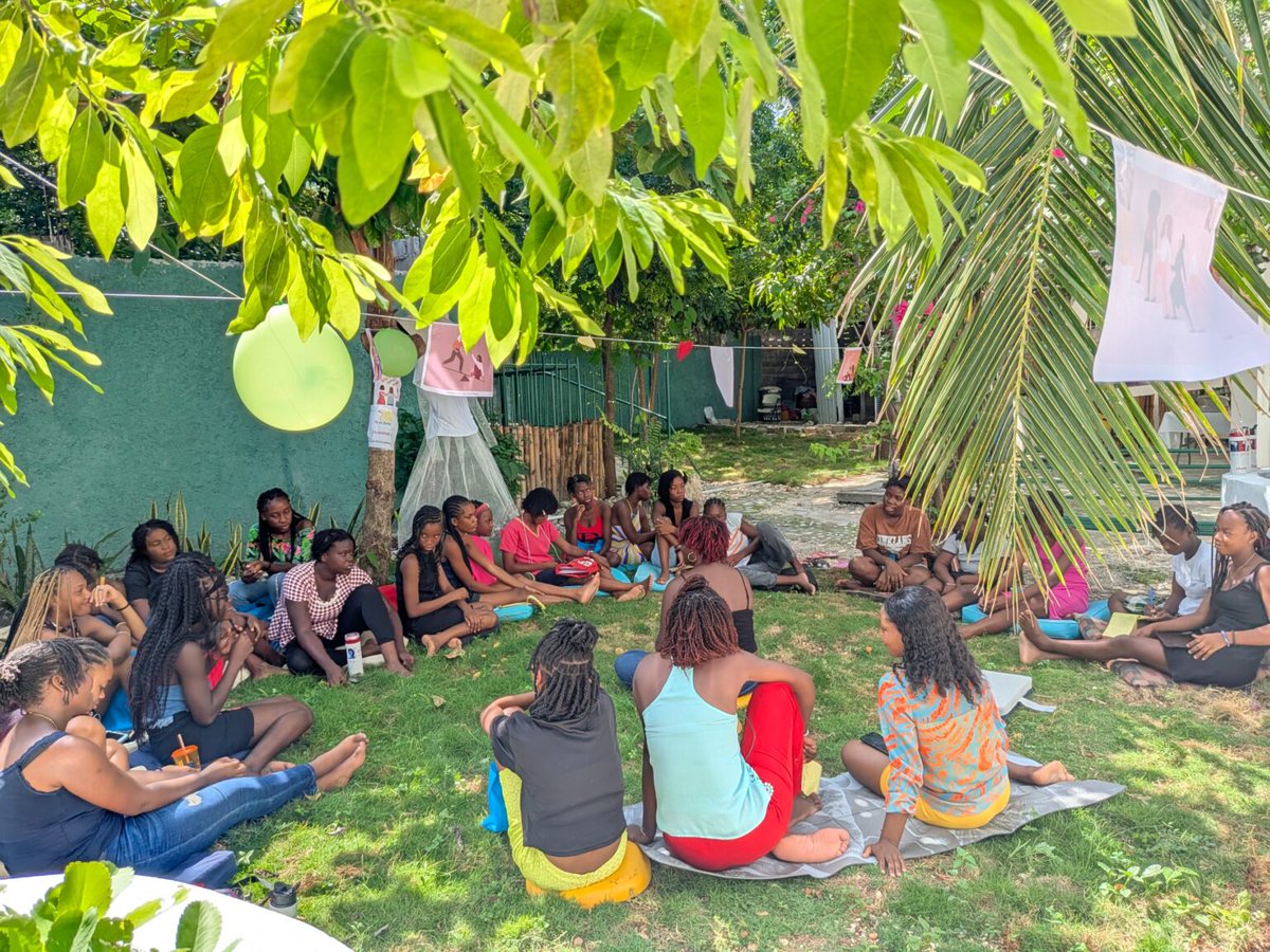 Trois semaines inoubliables, un an d’action à venir: Pendant 21 jours à L’Astrée, 25 jeunes filles venues de 11 communes du Grand Sud ont partagé bien plus qu’une résidence... 
Lire la suite 👉🏽 noukapab.fokyola.ht/2025/08/25/tro…