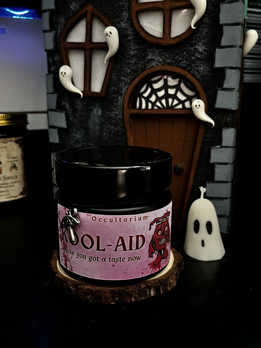 Belzebia's tweet image. Bom dia meus Calotwt, passando pra avisar que se alguém tiver interesse em comprar a Kool-Aid recomendo comprar logo pq esgotou a essência no fornecedor e tá sem previsão de reposição 

Tenho umas 3 unidades dela só (ah, o aroma é de Framboo!esa) 

ELA É MT CHEIROSA JURO