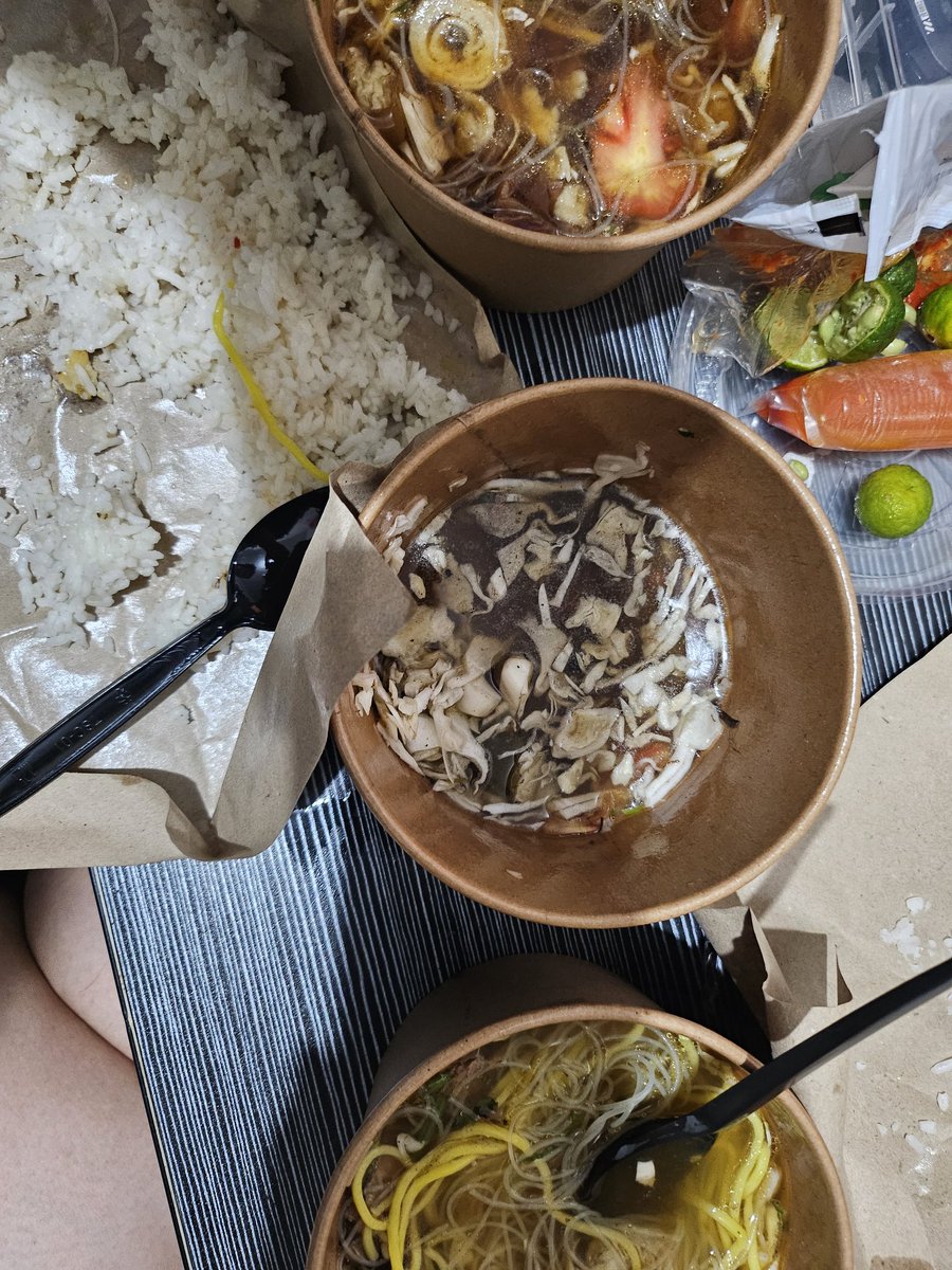 AjiBanindro's tweet photo. Baru pertama kali makan soto mie pak kadir cabang yang ini tapi lagi apes kali yaa, dapat dagingnya yang bau. padahal lagi pengen banget makan soto mie bogor 😭

Untung pesan soto mie yang isinya risol aja, jadi ada yang bisa dimakan. https://t.co/el8fR8ECE1