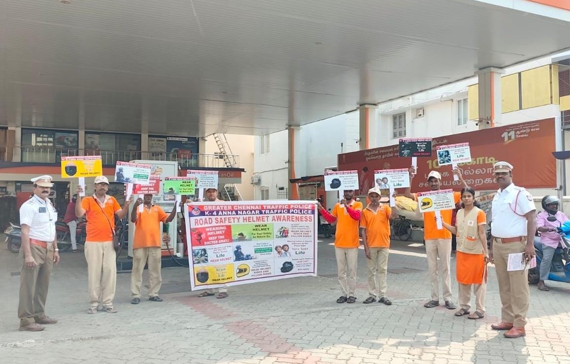 ChennaiTraffic's tweet image. Helmet Awareness at Anna Nagar 🚨

Greater Chennai Traffic Police conducted a Helmet Awareness drive at petrol bunks. Staff instructed to remind all riders to wear helmets. 

#GCTP #ChennaiTraffic #HelmetAwareness #SafeRiding