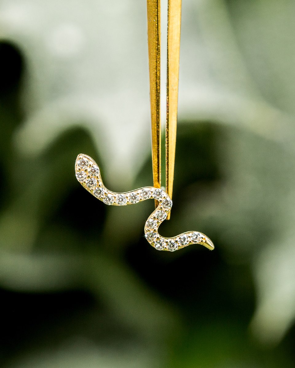 BlueBananaUK's tweet image. If you’re going to shine this Christmas, make it gold. Stack it, mix it, show it off.

#christmasideas #realgold #goldjewellery #piercingideas #safepiercing