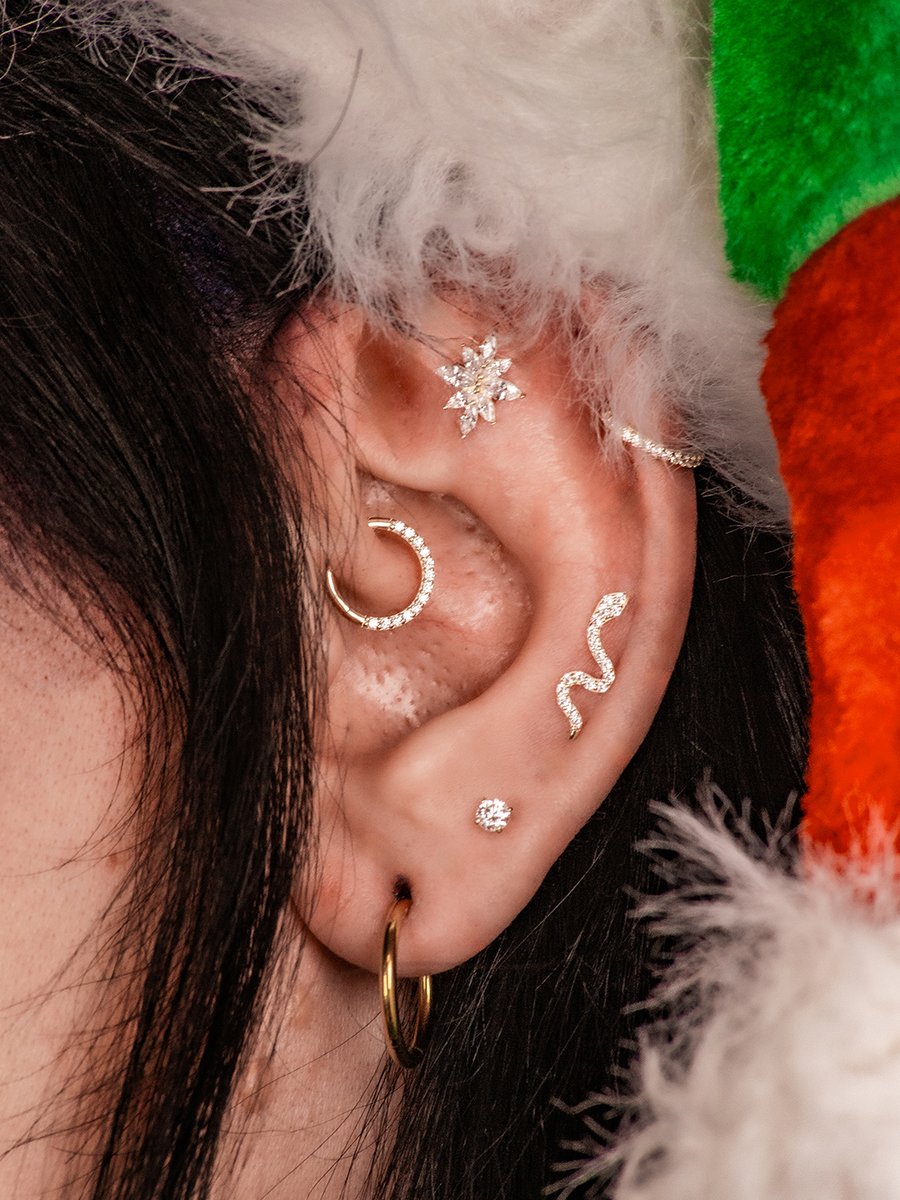 BlueBananaUK's tweet image. If you’re going to shine this Christmas, make it gold. Stack it, mix it, show it off.

#christmasideas #realgold #goldjewellery #piercingideas #safepiercing