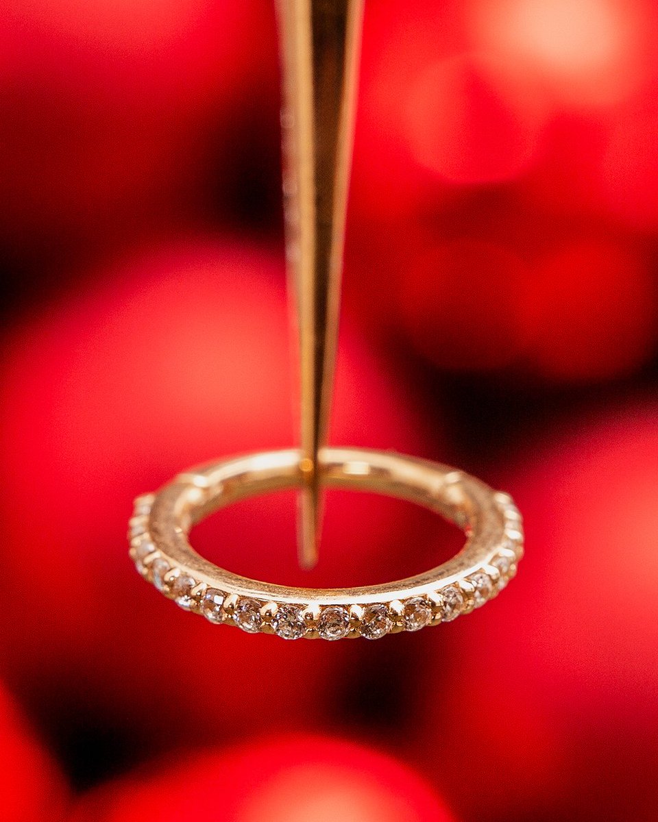 BlueBananaUK's tweet image. If you’re going to shine this Christmas, make it gold. Stack it, mix it, show it off.

#christmasideas #realgold #goldjewellery #piercingideas #safepiercing