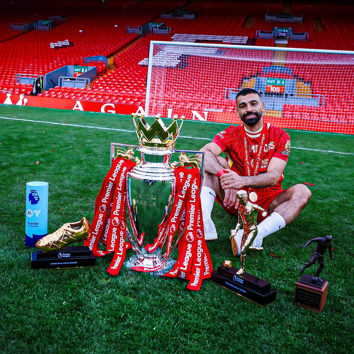 Omar_AlRaee94's tweet photo. Long live the King @MoSalah 👑 https://t.co/ztNfsqDhyG