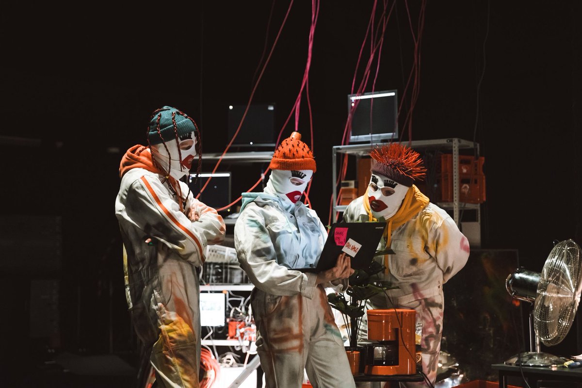 W piątek wieczorem miałem okazję obejrzeć chyba jeden z najbardziej niezwykłych spektakli (performansów?) w swoim życiu. 

Na deskach Teatru Starego w Lublinie wystąpiła trójka estońskich cyberaktywistów, którzy na co dzień podszywają się pod fikcyjne dziewczęta i nawiązują