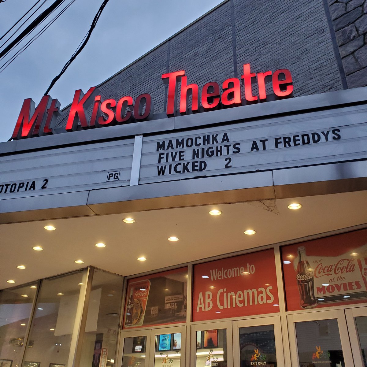 TrubFilmCo's tweet photo. That "top-of-the-marquee" feeling... Mamochka sneak-preview screening.
With today's monopolies, indie theaters hustle that popcorn to showcase new voices. Support family-owned. They listen to communities, not algorithms.
#supportindiefilme #COMINGSOON #HorrorCommunity https://t.co/9sVNRfXyor