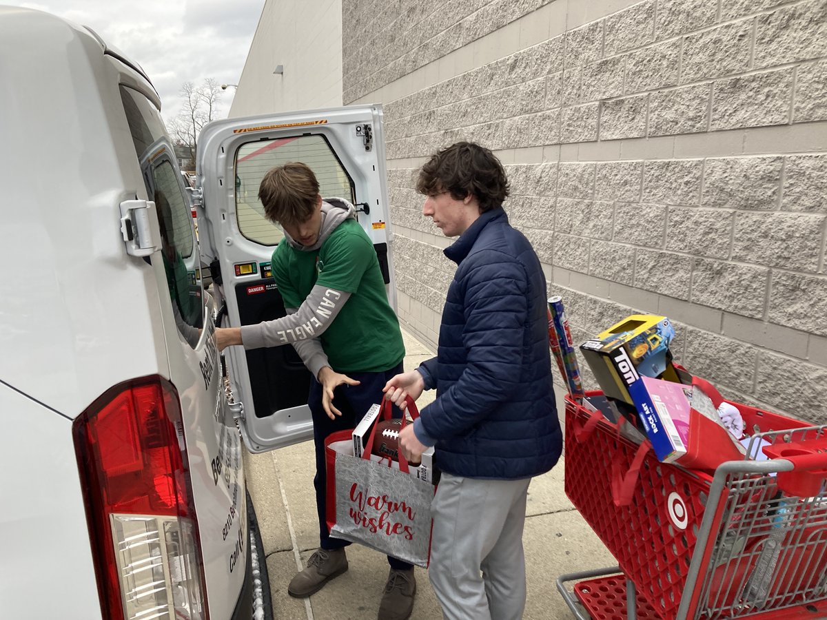 FHSchools's tweet image. Join FHSD and @9UnitedLeaders at the Beechmont Target on Wednesday, Dec. 10 from 4-7 p.m. to shop for families in need! Use the money that was collected during Coin Wars, your own money or a combo of both! Learn more here: 9united.org/shop--share.ht…