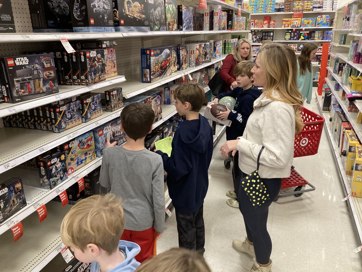 FHSchools's tweet image. Join FHSD and @9UnitedLeaders at the Beechmont Target on Wednesday, Dec. 10 from 4-7 p.m. to shop for families in need! Use the money that was collected during Coin Wars, your own money or a combo of both! Learn more here: 9united.org/shop--share.ht…