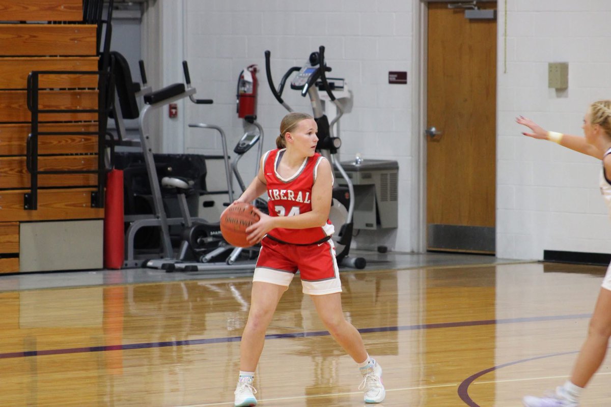 eisleybeaman's tweet photo. Started out my high school basketball career with a 2-0 record. I love playing with these girls and can’t wait to see where the season takes us! @MidwestPremierS @VisionElite2011 @FastpitchVision https://t.co/IKO8qpMs8j