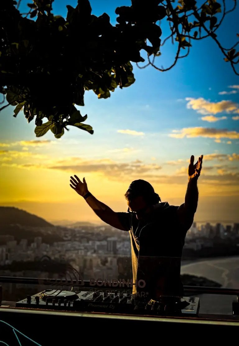 <a href="/rockinrio/">Rock in Rio 🎸</a> O roteiro perfeito: #AnoDeRockinRio

#1 Água de coco na praia de Ipanema
#2 Conhecer o Museu do Amanhã
#3 Sentar na Escadaria Selarón
#4 Conhecer a 7ª maravilha do mundo, o Cristo
#5 Pôr do sol no Sunset do morro da Urca
#6 Um dia inteiro de Rock in Rio no dia seguinte🤘🏻