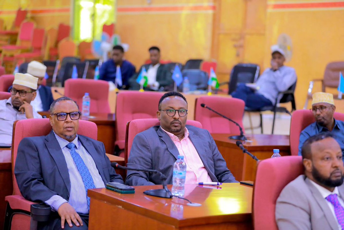 Guddoomiyaha Golaha Wakiillada Dawladda Puntland <a href="/abdirisakasaid/">Abdirisak Ahmed Said</a>, oo ay weheliyaan Guddoomiye Ku-xigeenka 1-aad <a href="/Mohamed_Baarri/">Hon Mohamed Baarri Shire</a>, iyo Guddoomiye Ku-xigeenka 2-aad <a href="/HonAwoowe/">Hon Mohamed Mahamud Esse</a>, ayaa maanta shir-guddoomiyay 𝐅𝐚𝐝𝐡𝐢𝐠𝐚 𝟐𝟑-𝐚𝐚𝐝 𝐞𝐞 𝐊𝐚𝐥𝐟𝐚𝐝𝐡𝐢𝐠𝐚 𝟓𝟕-𝐚𝐚𝐝 ee Golaha.