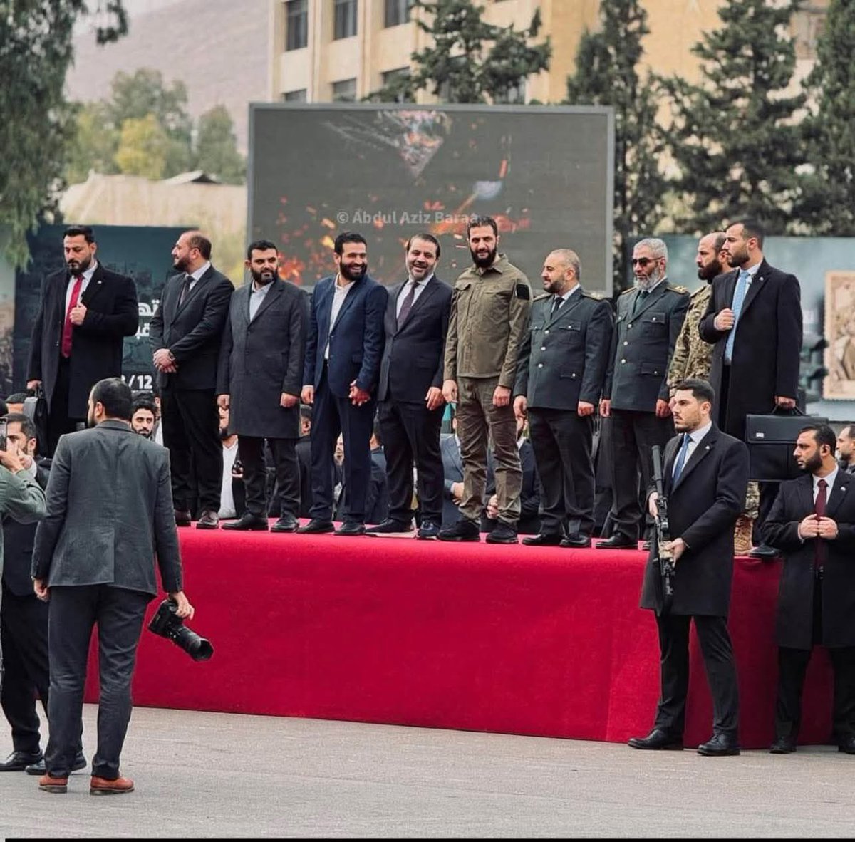 salman_Syr's tweet image. من المؤسف أن يكون الرئيس ووزير الدفاع ووزير الداخلية ورئيس الاستخبارات ورئيس الأركان ونائب وزير الدفاع ووزير الخارجية في مكان واحد ومكشوف (أهم 7 مسؤولين في البلاد)

المحاذير الأمنية مقدَّمة على المشاركة الجماعية في الاحتفال، والتقاط الصور التذكارية!

حمى الله سوريا 🇸🇾…