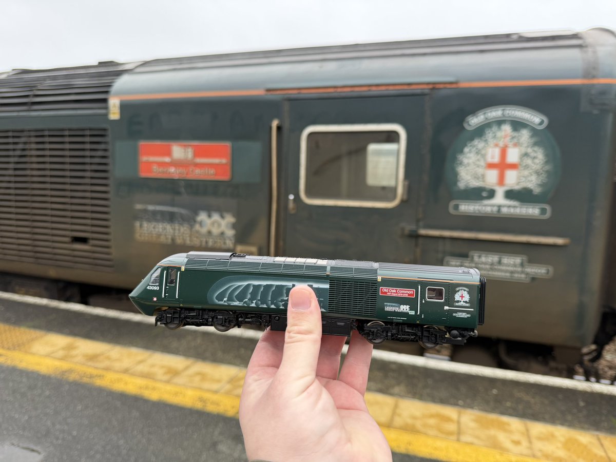 stpeterslayout's tweet photo. With only 6 days left in service for @GWRHelp the Castle set HSTs bow out on Saturday and I’d thought I’ll let my model 093 meet the big version! https://t.co/1w1Yw5wINX