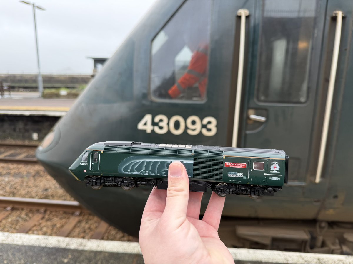 stpeterslayout's tweet photo. With only 6 days left in service for @GWRHelp the Castle set HSTs bow out on Saturday and I’d thought I’ll let my model 093 meet the big version! https://t.co/1w1Yw5wINX