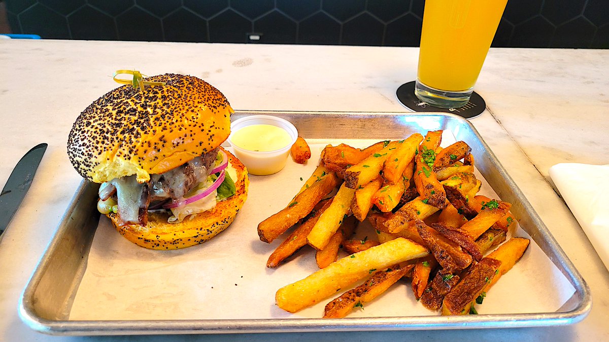 RoadTips's tweet image. I fell in love with this brewery's hazy IPA on previous visits to the area and decided to go have lunch at their taproom.  The food was beyond my expectation and the beer was - well - fresh!  Manhattan Project Beer Co. in Dallas, TX
roadtips.blog/2025/12/08/man…