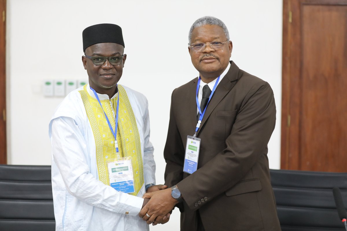 REESAO_org's tweet photo. [#CONFERENCE] - #CRPDG2025 du #REESAO 🌍🎓

Ce 29 novembre, dernière journée de la #CRPDG 2025 du #REESAO à l' @UCAD_Senegal Sénégal a été marqué par l’élection du nouveau Bureau du réseau qui voit le Pr. Mamadou Babacar NDIAYE, Recteur de l'@univthies élu nouveau président. https://t.co/miq6PYKJ8Q