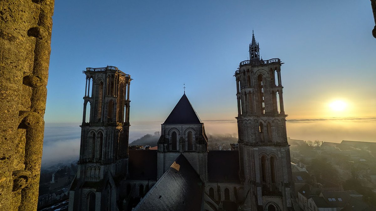 📍 Lever de soleil sur #Laon 

#Laon #Aisne #hautsdefrance #picardie #patrimoine #cathedrale #tourlanterne #villehaute #hiver #brume #visitlaon #gotolaon #parmontsetmerveilles #jeudiphoto