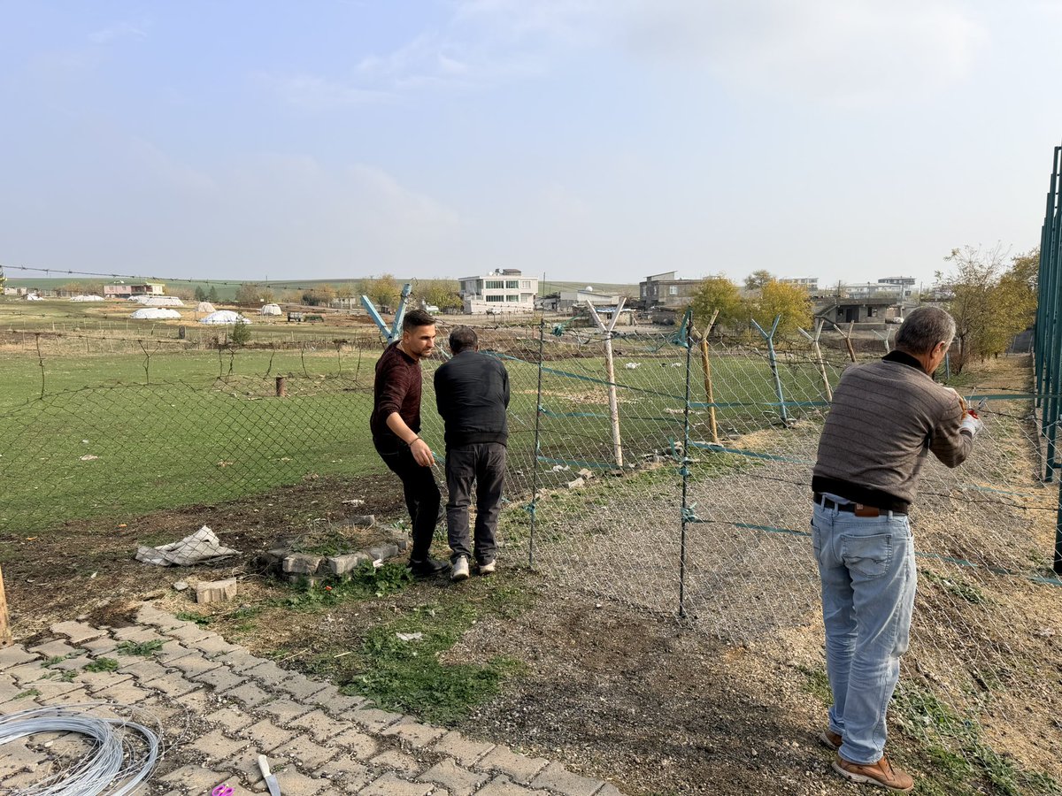 Yeşil Vatan Projesi kapsamında diktiğimiz ağaçları koruma amacıyla okulumuzda koruyucu tel çit çalışması gerçekleştirdik. <a href="/hasanakbulut24/">Hasan Akbulut</a> <a href="/SurMilliEgitim/">Sur İlçe Milli Eğitim Müdürlüğü</a> <a href="/sadoglu_salih/">Salih Sadoğlu</a> <a href="/ErnezDemir/">Demir Ernez</a>
