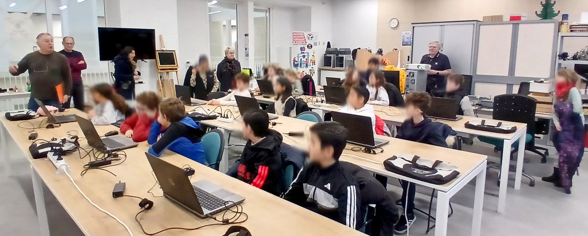 framboise314's tweet photo. Troisième et dernière séance #Scratch pour les CM1/CM2 de l’école La Charmille au #FablabUtopi !
Objectif du jour : créer un jeu de PONG 🎮
Ambiance studieuse, enfants à fond, et une équipe ravie de ce beau moment de partage.
Bravo à Pierre, Rémi, Christian et François 👏 https://t.co/59M0EFaWyS