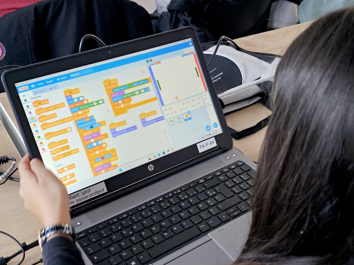 framboise314's tweet photo. Troisième et dernière séance #Scratch pour les CM1/CM2 de l’école La Charmille au #FablabUtopi !
Objectif du jour : créer un jeu de PONG 🎮
Ambiance studieuse, enfants à fond, et une équipe ravie de ce beau moment de partage.
Bravo à Pierre, Rémi, Christian et François 👏 https://t.co/59M0EFaWyS