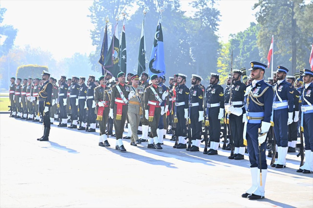 Muhamma83980624's tweet photo. Field Marshal Syed Asim Munir,NI (M)HJ,Chief of Army Staff and Chief of Defence Forces was presented with Tri Services Guard of Honour at the General Headquarters(GHQ)today to mark the institution of the appointment of Chief of Army Staff and Chief of Defence Forces(COAS &amp; CDF). https://t.co/VXTU3Z0Ls2