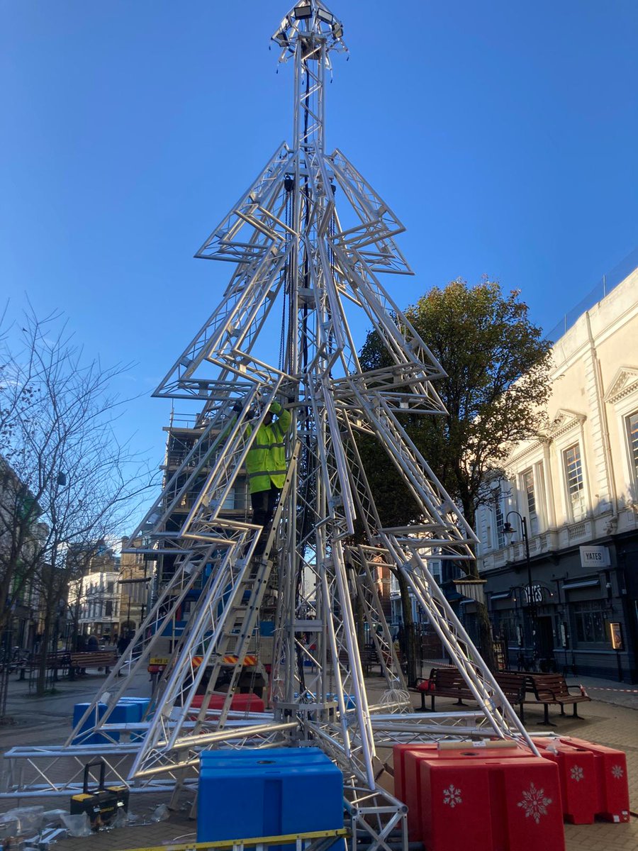 Offerfair_self's tweet photo. Hastings has a new festive feature🎄 A 1066cm modernist Christmas tree crafted by Metalworx, with testing and storage support from Offerfair Self Storage.
Read the story behind it on our blog.

https://t.co/NtCaJP7Cor https://t.co/Yix3QI7NXj
