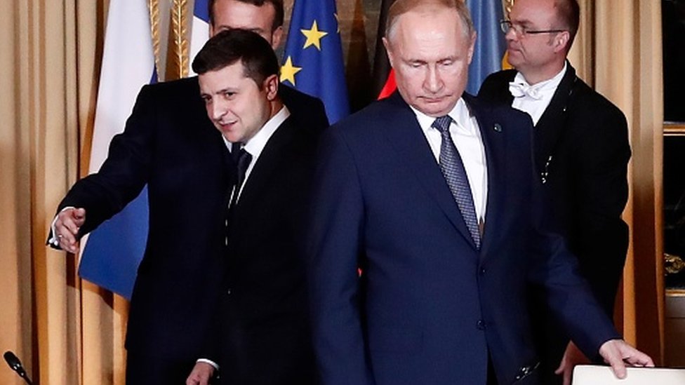 Два диктатори. 

І понад 2 мільйони людей, покладених у могили.

Дві постаті, які перетворили життя мільйонів українців на нескінченний морок… і при цьому досі спокійно ходять по цьому світу. 

Без кайданів. Без вироку. Без кари.

Це ж у якому світі ми живемо?

У якому морок