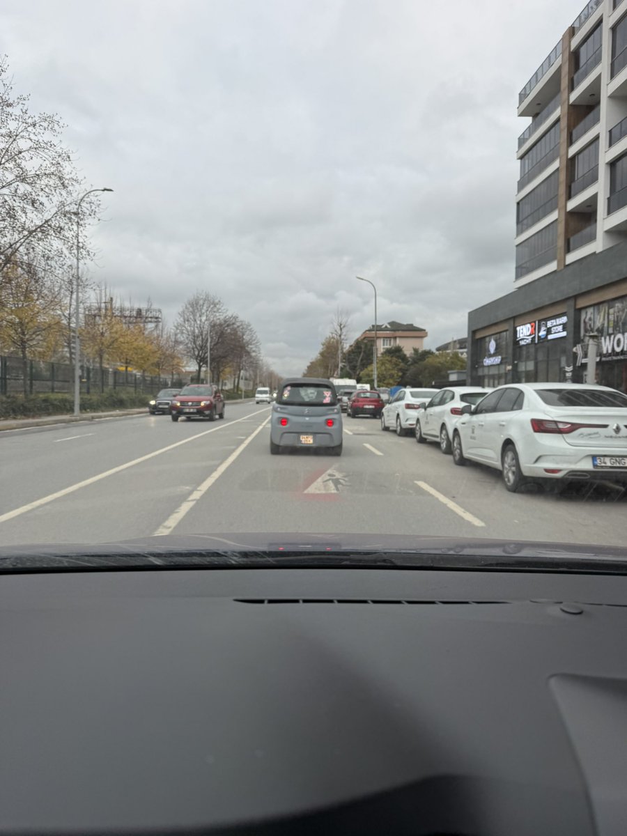 Şu arabaya trafik ruhsatı vereni sorgulamak lazım 20 km hızla gidilir mi ya