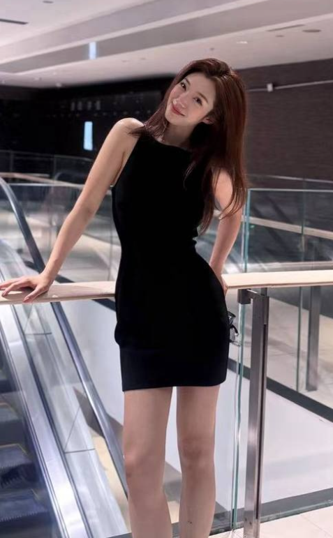 MarkertPat8902's tweet photo. 22岁泰安职院郑楚妍优雅落座卡座，御姐身材曲线毕露，精致脸蛋直视镜头，眼波含笑唇角轻翘。白色蕾丝收腰短袖紧裹上身，包臀裙勒出翘臀弧度，长卷发随意披散，举箸打卡，泰安女生的妩媚与从容，在这午间尽情绽放如此御姐简直像都市午后的一抹静谧。💦💦💦
https://t.co/YTke9qsU33 搜搜：郑楚妍 https://t.co/Br5TpJBvJa