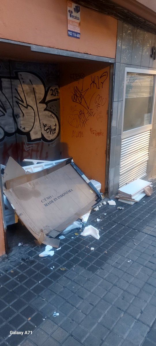 Los vecinos de los barrios en Zaragoza nos sentimos estafados. Así están nuestras calles. Mientras el ayuntamiento de Zaragoza se gasta el dinero en espectáculos como Boreal y en luces que se caen en P. Independencia.