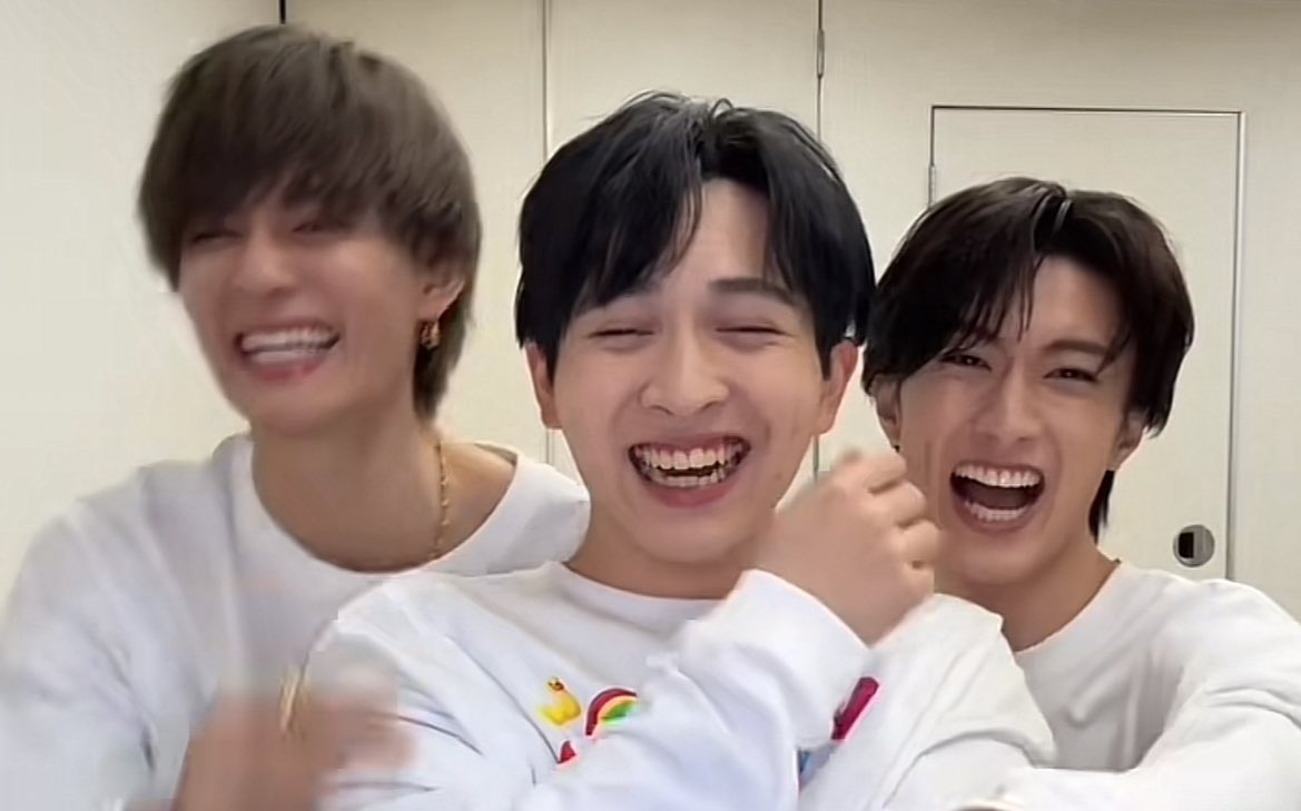 左から見ても右から見ても中央から見ても全員素敵な笑顔でこちら側も