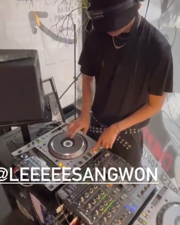 sharing a belt like we wont notice it 🙂‍↕️