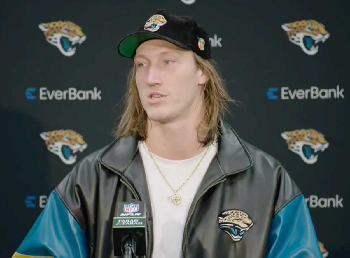 $55M QB1 wears all Jaguars leaving the stadium. The diamond logo pendant to top it off. Married to the brand.