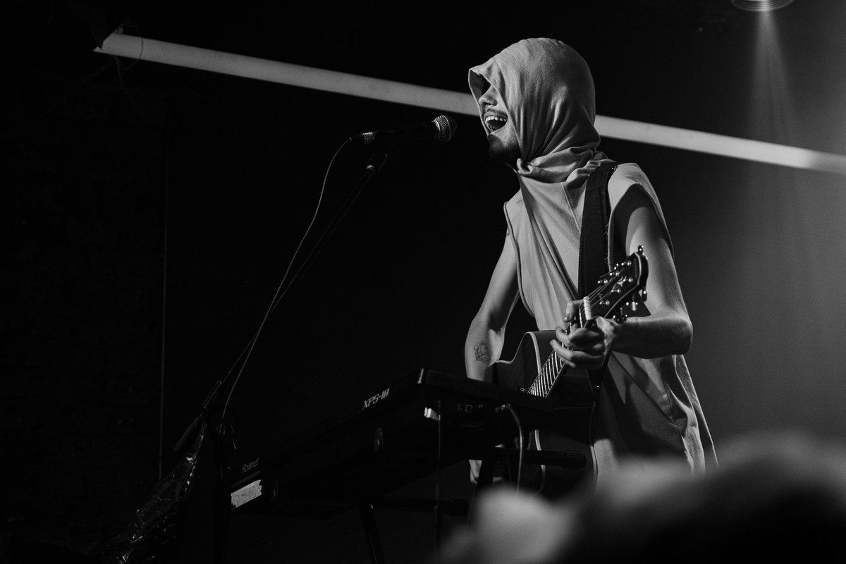 queridafm's tweet photo. GRANDE DIA e já estamos planejando o ano que vem que vai ter muita novidade 🧳

Foi o último show do ano, agradecemos demais a todos que vão nos shows e ouvem as nossas músicas, sem vocês essa banda literalmente não existe!

📸: Alex Pires https://t.co/CHO80G53PJ