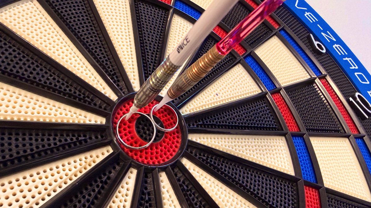 dikckey1's tweet photo. 私、入籍いたしました！！
これからも夫婦共々ダーツを楽しむ所存です🎯 https://t.co/Gx1PTv4B6b