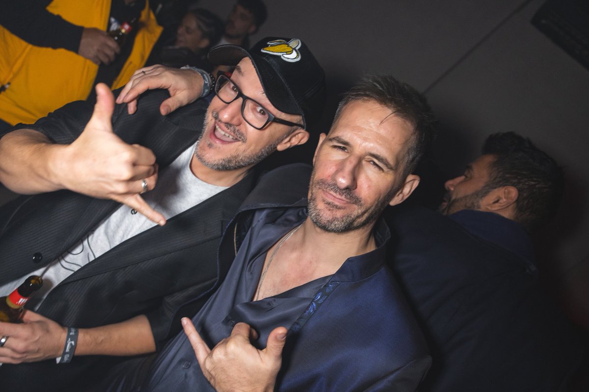 LittusMusic's tweet image. Noche increíble la que pasamos de la mano de @click_roll de @Los40 en la gala de los premios #clickers. Desde aquí quería agradecer a todo el equipo que hay detrás por hacer esto posible! No hay mejor momento para disfrutarlo que con amigos, compañeros y gente a la que admiro 🤟🏻