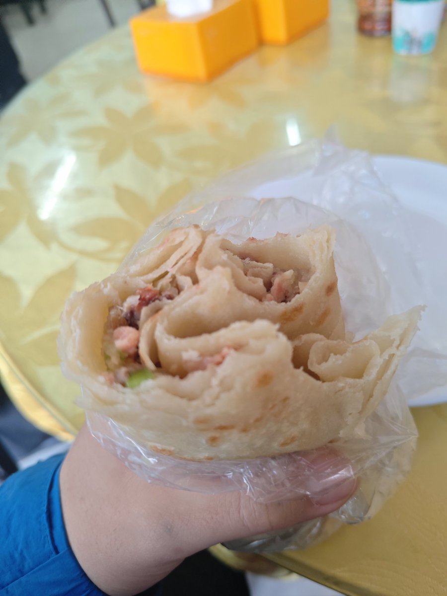 minzhen2005's tweet image. 我草这个大饼卷肉卷闷子好好吃还很便宜而且其他的也好好吃尤其这个尖椒肥肠还有疙瘩汤我感觉自己就适合这些能撑死我不愿意回北京我会在周边一直待着吃这些还有每天散步遛弯这样不知道我会多满足而且不上学我要和喜欢的人一起住下主要是最近我好累事情好多不想干其他的事想到一个地方放空自己才好吧过来