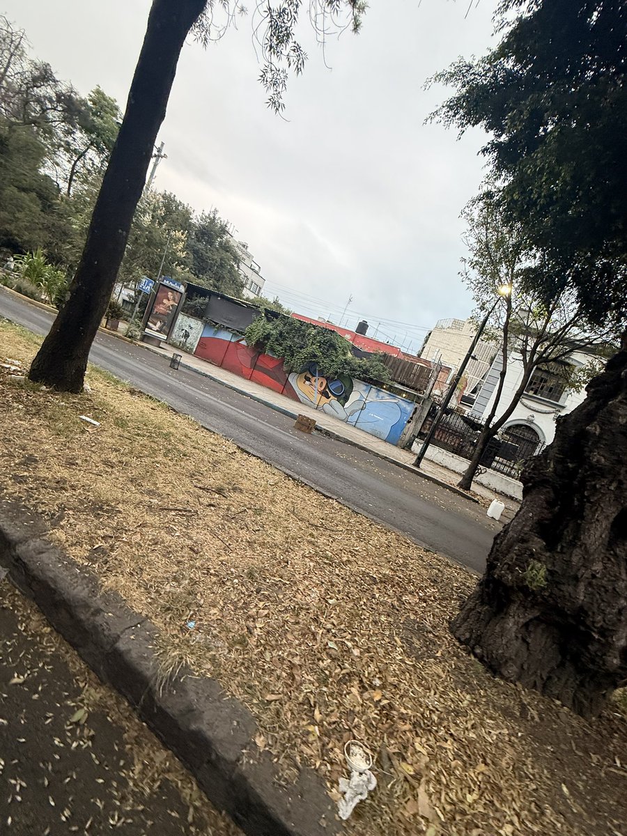 Oye <a href="/SSC_CDMX/">SSC CDMX</a> <a href="/UCS_GCDMX/">Unidad de Contacto del Secretario SSC CDMX</a> <a href="/OVIALCDMX/">OVIAL_SSCCDMX</a> <a href="/AlcCuauhtemocMx/">Alcaldía Cuauhtémoc</a> la Ley de Cultura Cívica de la CDMX, vigente desde agosto de 2025, sanciona a quienes  reserven espacio sin autorización en la calle . En la colonia Roma esto es diario por todas la calles y sin que nadie haga nada. Esto es