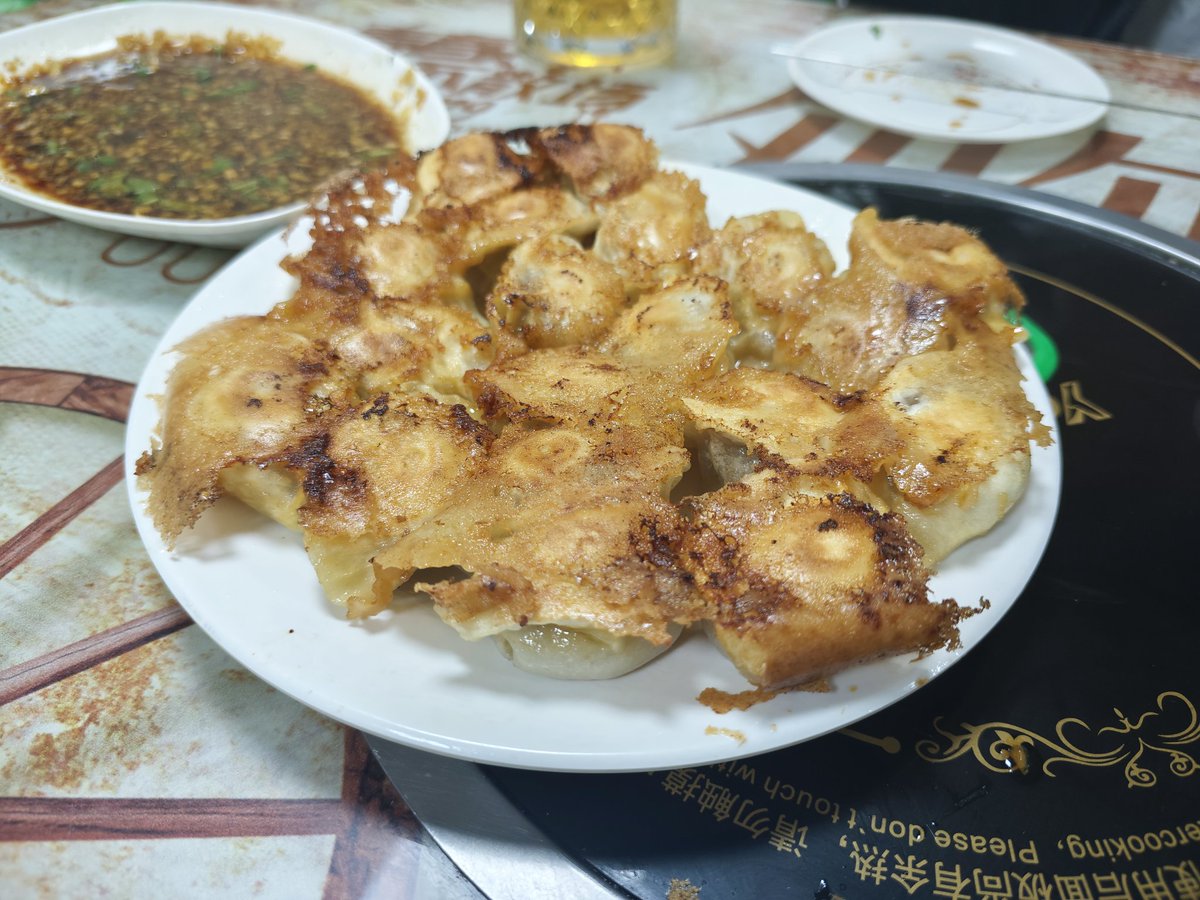 minzhen2005's tweet image. 我草这个大饼卷肉卷闷子好好吃还很便宜而且其他的也好好吃尤其这个尖椒肥肠还有疙瘩汤我感觉自己就适合这些能撑死我不愿意回北京我会在周边一直待着吃这些还有每天散步遛弯这样不知道我会多满足而且不上学我要和喜欢的人一起住下主要是最近我好累事情好多不想干其他的事想到一个地方放空自己才好吧过来