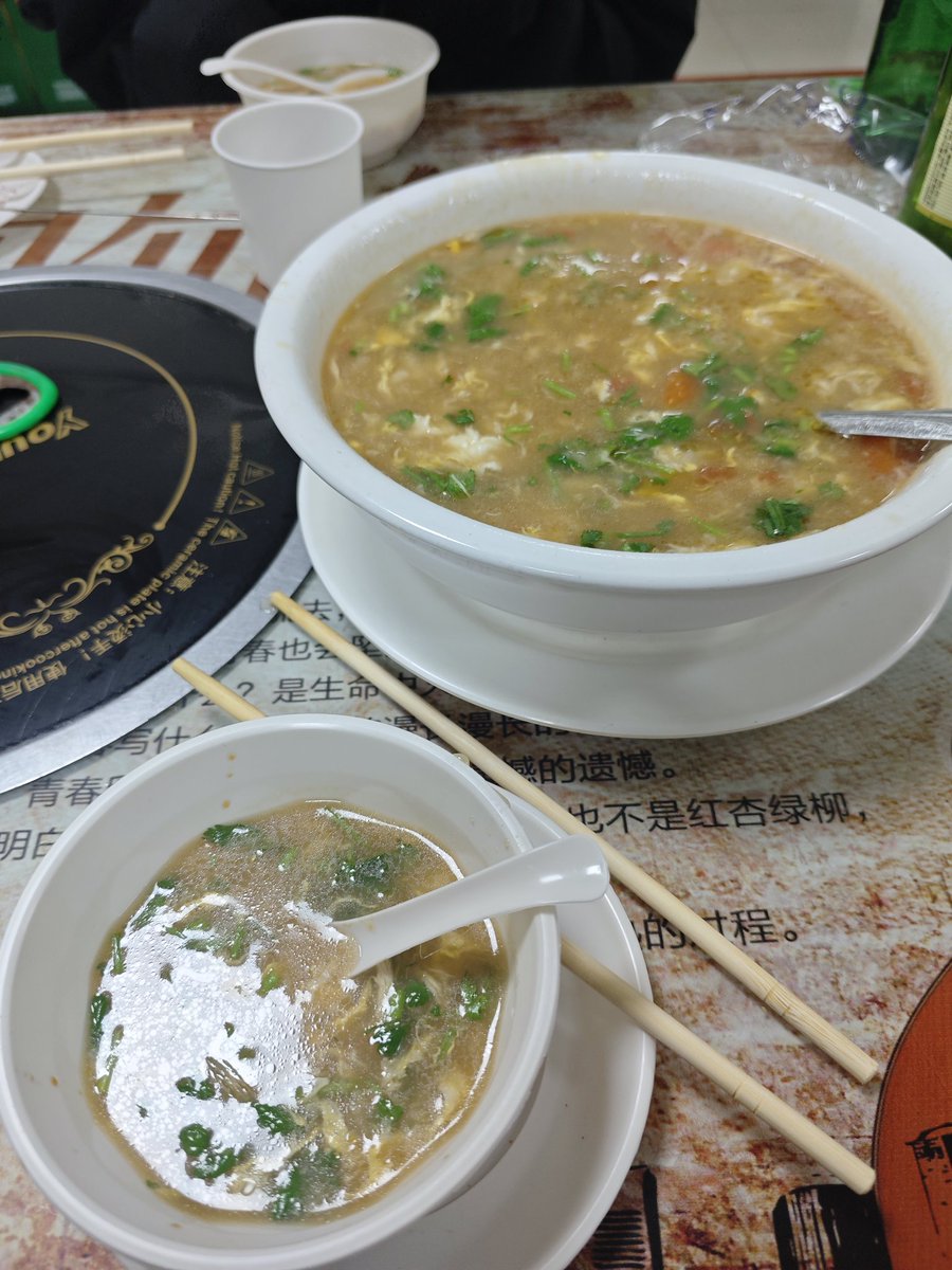 minzhen2005's tweet image. 我草这个大饼卷肉卷闷子好好吃还很便宜而且其他的也好好吃尤其这个尖椒肥肠还有疙瘩汤我感觉自己就适合这些能撑死我不愿意回北京我会在周边一直待着吃这些还有每天散步遛弯这样不知道我会多满足而且不上学我要和喜欢的人一起住下主要是最近我好累事情好多不想干其他的事想到一个地方放空自己才好吧过来