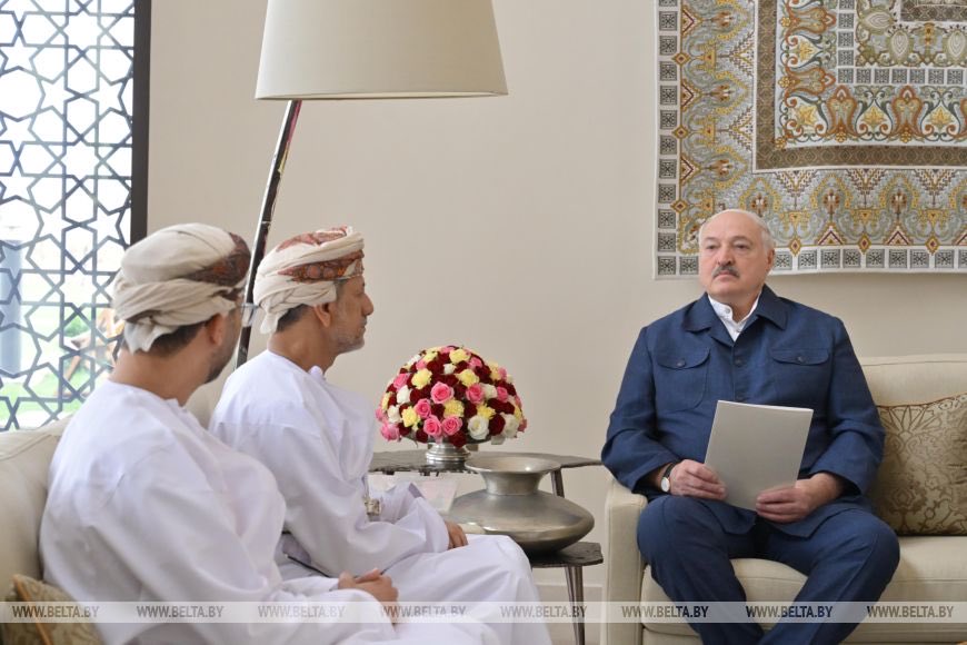 🟢الصحافة البيلاروسية 🇧🇾: 

▫️أشار رئيس #جهاز_الاستثمار_العماني 🇴🇲 إلى أن إنشاء المركز التجاري نوقش خلال الاجتماع الأخير مع الرئيس البيلاروسي ألكسندر لوكاشينكو 
وسيساهم المركز في ترويج المنتجات البيلاروسية في أسواق أفريقيا وآسيا وخارجها
#سلطنة_عمان