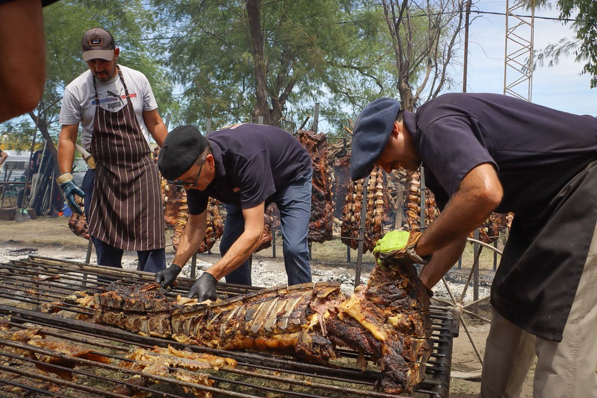 ¡Un fin de semana de asado, encuentro e identidad cerrense! 

Compartimos dos jornadas increíbles en la 12° Fiesta Provincial de la Historia de la Carne en Cerri. 

Disfrutamos de asado popular, feria, juegos y la mejor múisca con artistas locales.
