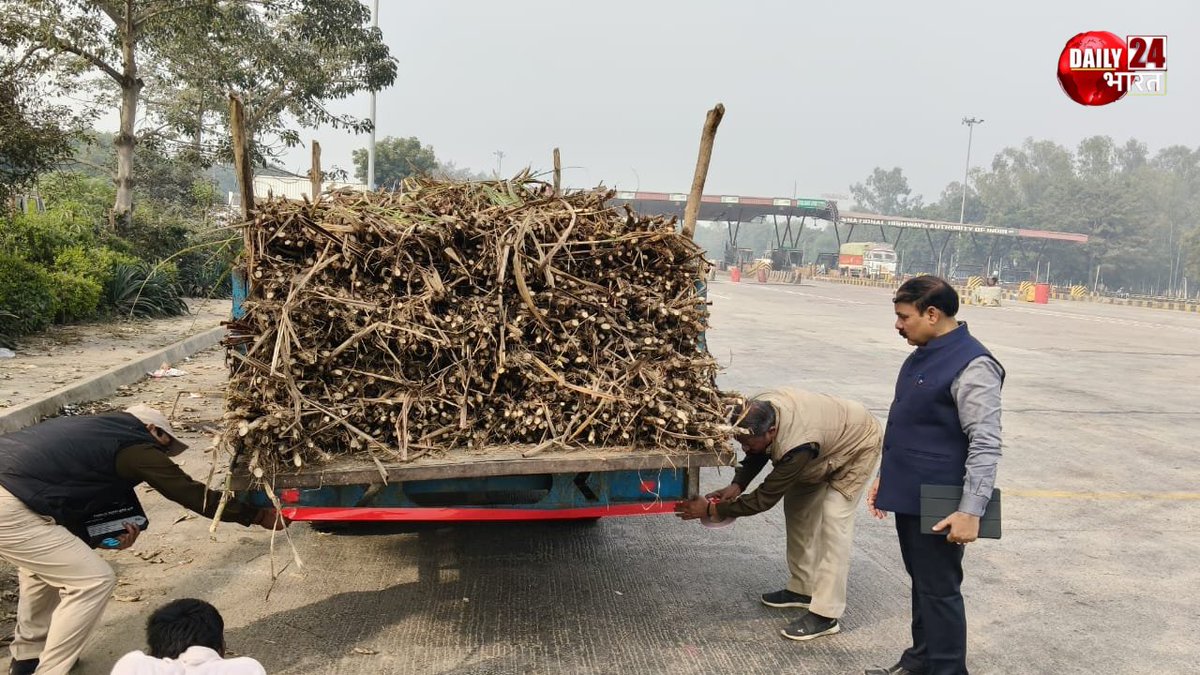 Daily24bharat's tweet photo. सीतापुर: विशेष अभियान के तहत ट्रॉलियों में लगाए गए रिफ्लेक्टर। गन्ना लेकर जा रही ट्रॉलियों में रिफ्लेक्टर लगाए। अभियान चलाकर 29 ट्रॉलियों में रिफ्लेक्टर लगाए गए। शासन के निर्देश पर 5 से 10 दिसंबर तक अभियान जारी रहेगा।
#Sitapur #Reflectors #UttarPradesh https://t.co/tL4x9yfwWU