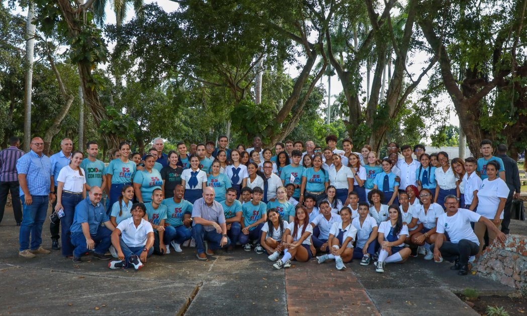 🎊Creer en los jóvenes es ver en ellos, además de entusiasmo, capacidad; además de energía, responsabilidad; además de juventud, ¡pureza, heroísmo, carácter, voluntad, amor a la Patria, fe en la Patria!
#UJCdeCuba 

✍️#FidelPorSiempre
