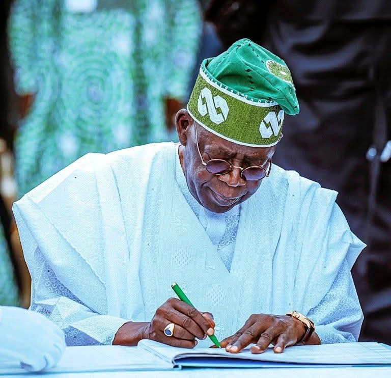 Collinx_karl's tweet photo. President Bola Tinubu @officialABAT is yet to pay Three Months WAGE AWARDS arrears to federal government workers since 2023 agreement with NLC and TUC. Federal Government workers are really suffering under this administration.
@NGRPresident 
@NGRSenate 
@femigbaja 
@cenbank https://t.co/57CORVaAvt