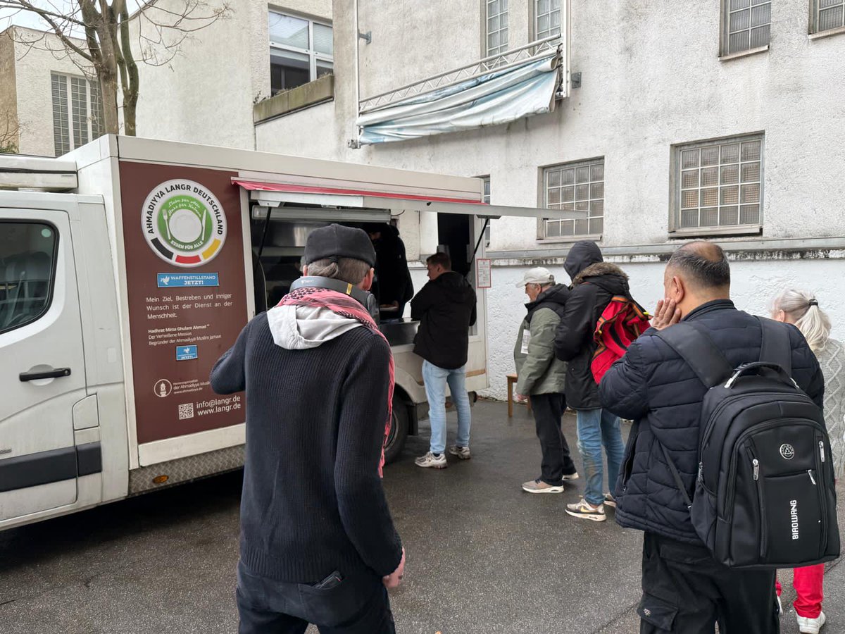 Die Majlis Ansarullah Augsburg, die Herrenorganisation der <a href="/ahmadiyyade/">Islam — Ahmadiyya DE</a>, verstärkt mit einem mobilen Wagen ihre Bemühungen, bedürftige Mitbürger in <a href="/stadtaugsburg/">Stadt Augsburg</a> mit warmen Mahlzeiten zu versorgen. Nächste Aktion gibt es am 10.12 am Klinkertorstraße 12, um 12:00 Uhr.