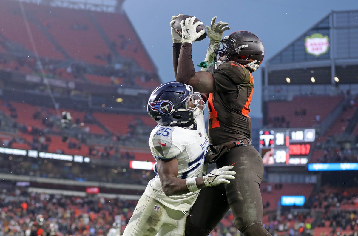 MikeLucasTV's tweet image. this picture of Harold Fannin Jr. mossing the Titans' DB for a TD in the 4th quarter goes crazy hard.

photo credit: Jeff Lange / USA TODAY NETWORK